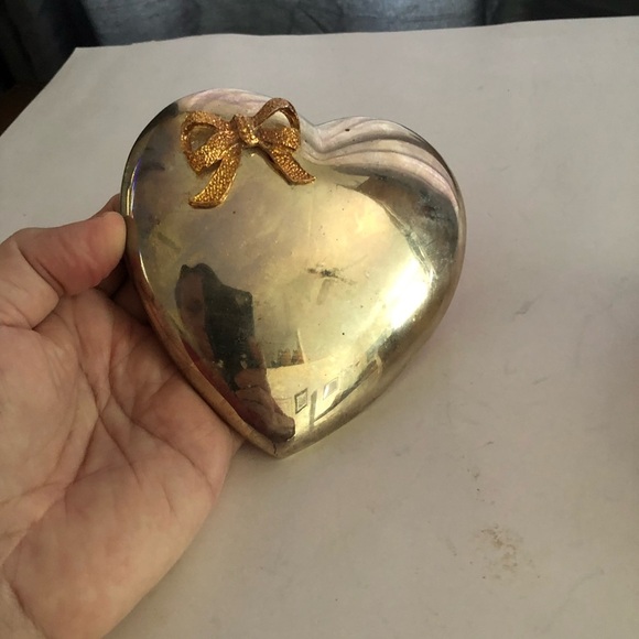 Vintage Heart-Shaped Silver Jewelry Box with Gold Bow. Made in Hong Kong - - Picture 5 of 8